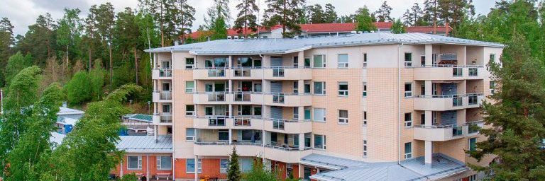 Palvelutalo Linda, monikerroksinen rakennus, jossa on parvekkeita ja jota ympäröivät puut.